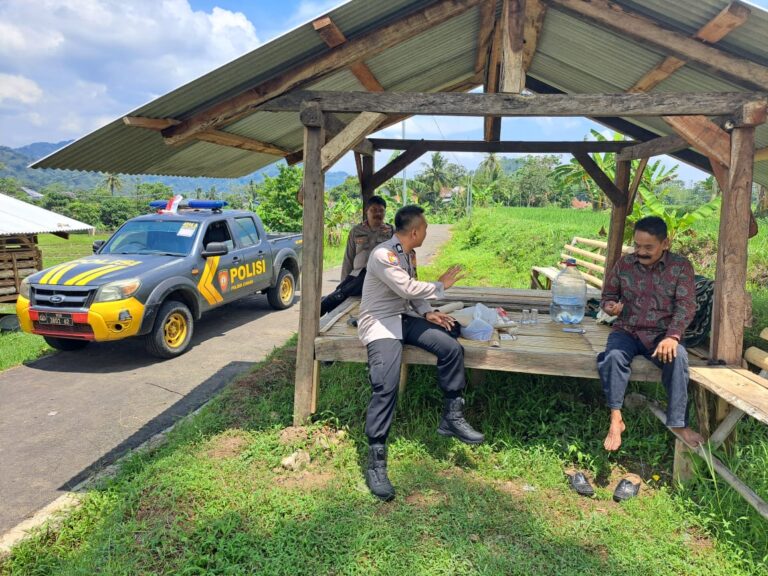 Bhabinkamtibmas Polsek Ciwaru Brigpol Yadi Rustandi, S.H. Kunjungi Masyarakat Petani, Wujudkan Kedekatan dan Kepedulian
