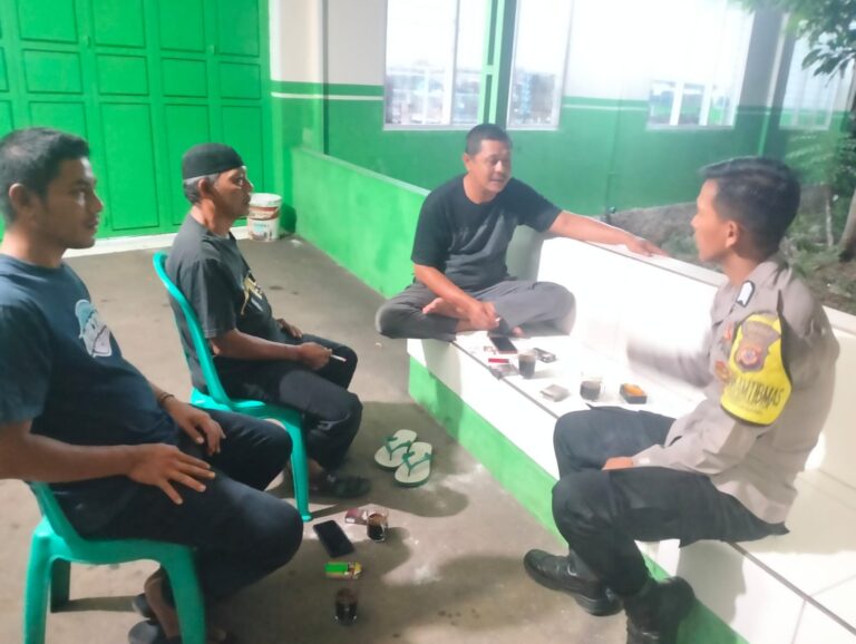 Bhabinkamtibmas Desa Padarama Sambang Malam, Pantau Situasi Kamtibmas dan Beri Himbauan ke Warga