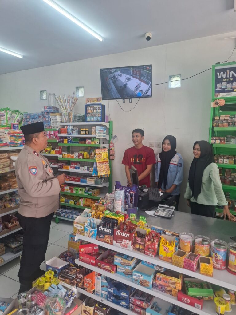 Bhabinkamtibmas Desa Ciomas Sambangi Toko Damar, Sampaikan Pesan Kamtibmas kepada Karyawan