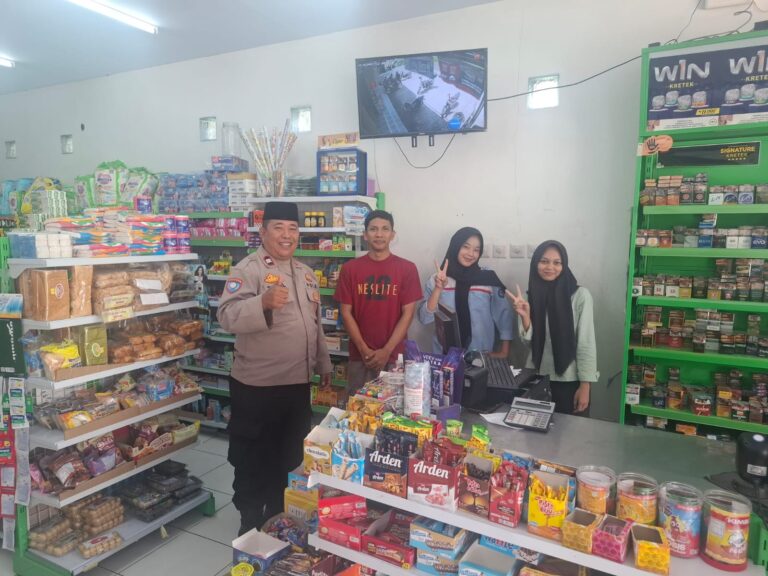 Bhabinkamtibmas Desa Ciomas Sambangi Toko Damar, Ajak Karyawan Jaga Kamtibmas