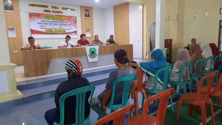 Sinergitas TNI-Polri Hadiri Penyaluran BLT-DD Tahap 10 di Desa Karoya, Wujud Kepedulian Terhadap Warga