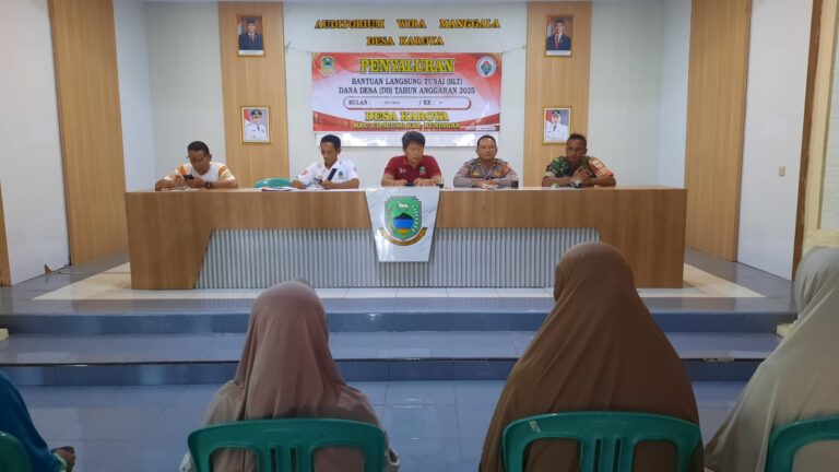 Sinergitas TNI-Polri Hadiri Penyaluran BLT-DD Tahap 10 di Desa Karoya