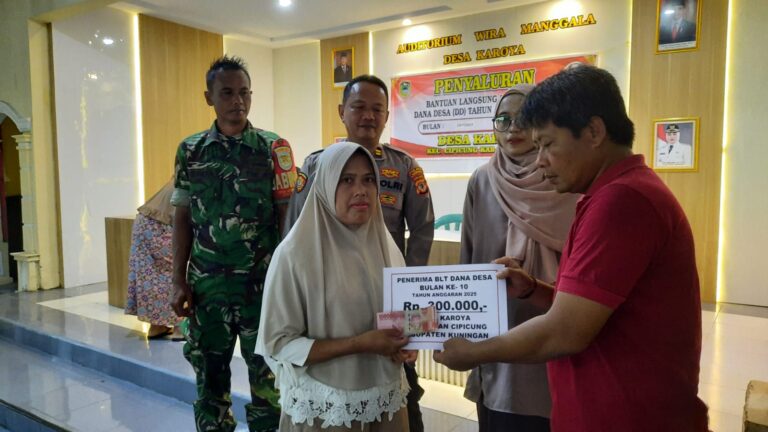 BLT-DD Tahap 10 Disalurkan di Desa Karoya, TNI-Polri Pastikan Berjalan Aman