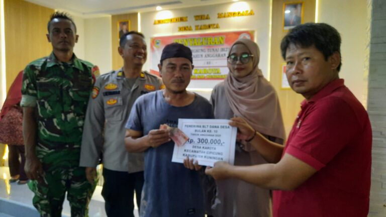 Wujud Kepedulian, TNI-Polri Hadiri dan Amankan Penyaluran BLT-DD di Desa Karoya