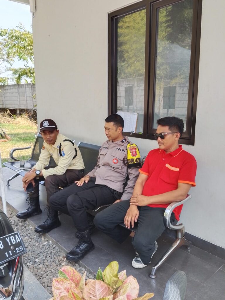 Bhabinkamtibmas Desa Sidaraja Sambangi Satpam Gudang Wings, Sampaikan Pesan Kamtibmas