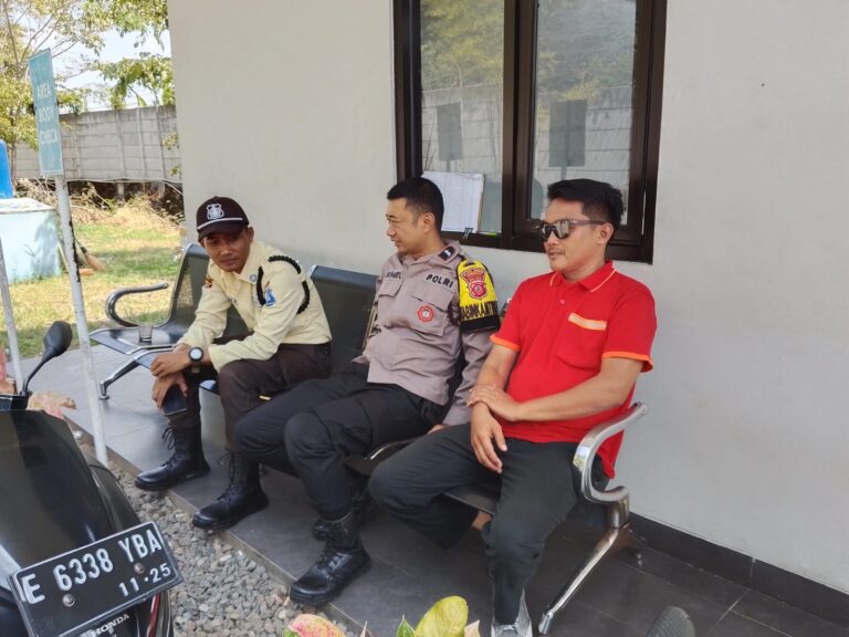 Bhabinkamtibmas Desa Sidaraja Sambangi Satpam Gudang Wings, Sampaikan Himbauan Kamtibmas