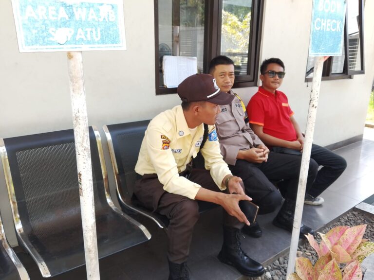 Bhabinkamtibmas Desa Sidaraja Sambangi Satpam Gudang Wings, Ajak Tingkatkan Kewaspadaan Kamtibmas