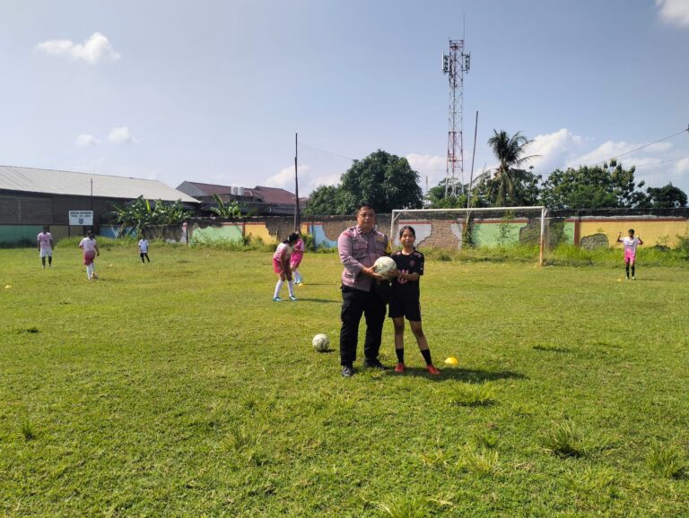 Bhabinkamtibmas Desa Kapandayan Ajak Anak-Anak Latihan Sepak Bola untuk Jaga Semangat dan Disiplin Sejak Dini