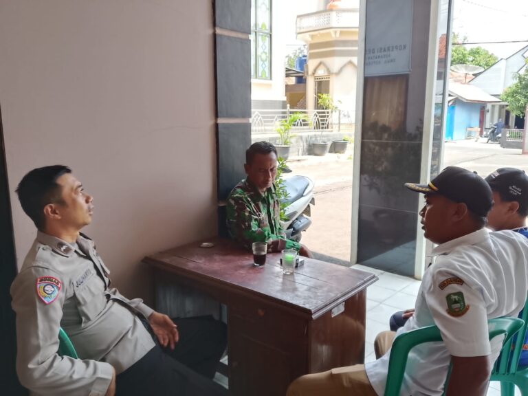 TNI-Polri Kompak Jaga Kamtibmas, Bhabinkamtibmas dan Babinsa Desa Muncangela Sambangi Pemerintah Desa