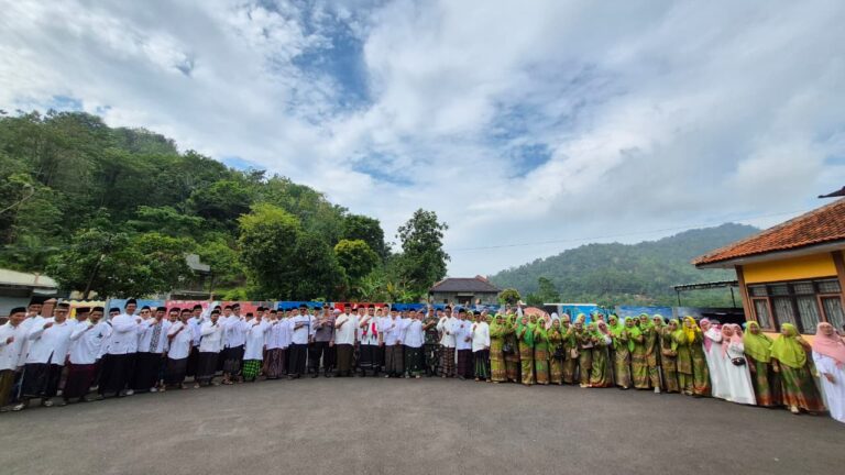 Forkompimcam Ciwaru Gelar Foto Bersama Usai Upacara Hari Santri, Wujudkan Sinergitas dengan Masyarakat