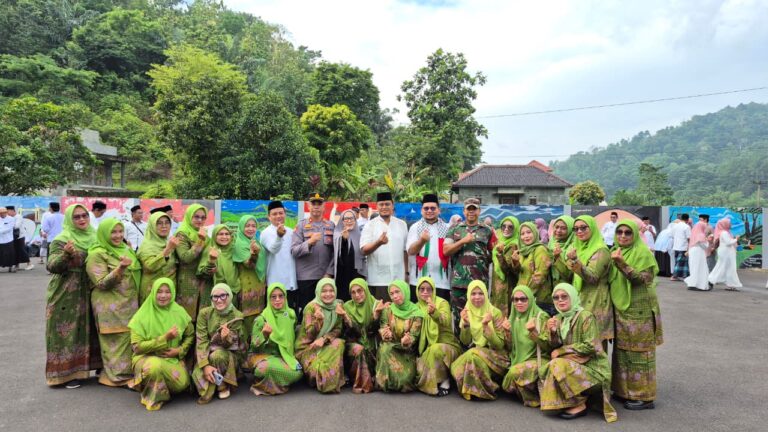 Ibu-Ibu PKK se-Kecamatan Ciwaru Turut Meriahkan Upacara Hari Santri di Lapangan Kecamatan Ciwaru