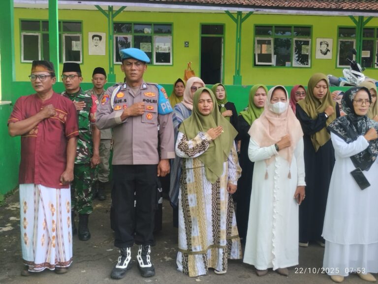 Kasipem Kecamatan Karangkancana Pimpin Upacara Hari Santri 2025