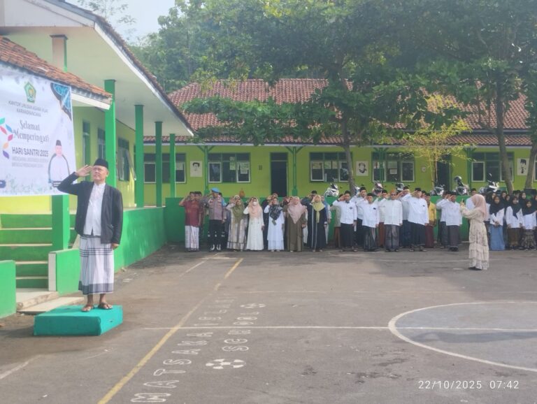 Kanit Propam Polsek Ciwaru Hadiri Upacara Hari Santri Sedunia 2025 di Kecamatan Karangkancana