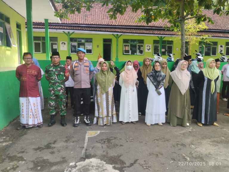 Sinergitas TNI-Polri Hadiri Upacara Hari Santri Sedunia 2025 di Kecamatan Ciwaru