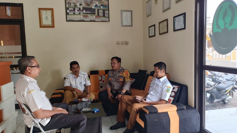 Bhabinkamtibmas Mekarsari Jalin Koordinasi dengan Aparatur Desa untuk Jaga Kamtibmas Kondusif