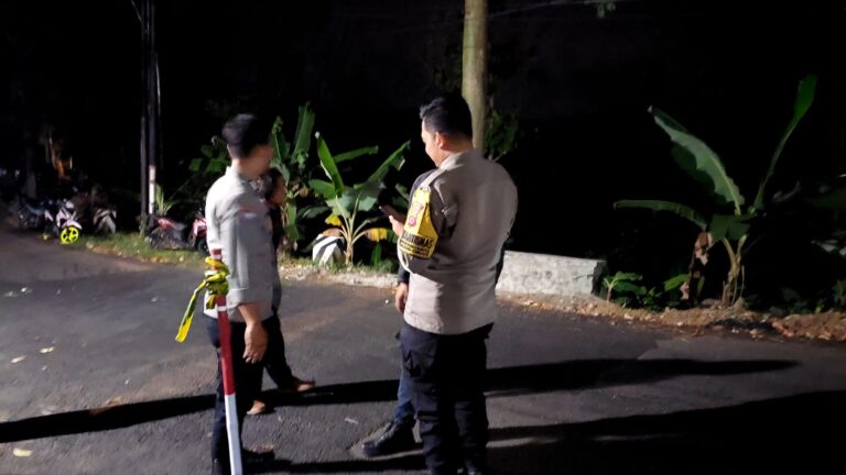 ANGGOTA POLSEK LURAGUNG YANG MELAKSANAKAN PIKET LAKUKAN PATROLI MALAM DIJALUR RAWAN ANTISIPASI GANGGUAN KAMTIBMAS