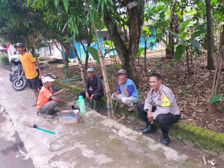 Bhabinkamtibmas Desa Mekarjaya Ajak Warga Jaga Kamtibmas Melalui Sambang Dialogis