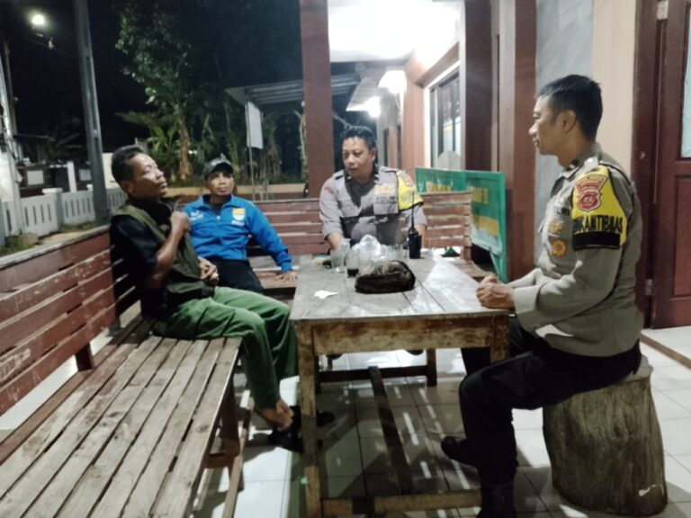 Bhabinkamtibmas Polsek Ciawigebang Patroli Malam Sambangi Linmas Desa Geresik Sampaikan Pesan Kamtibmas