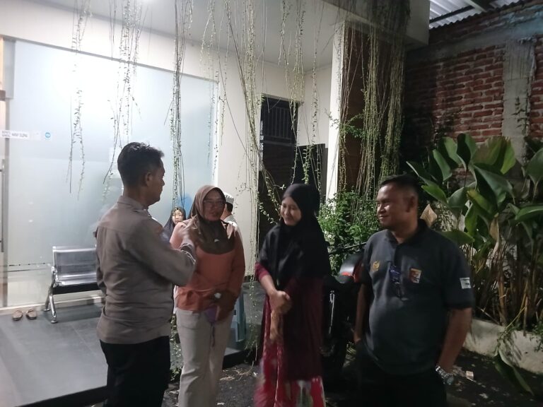 Patroli Malam, Kanit Binmas Polsek Ciwaru Berikan Edukasi kepada Masyarakat