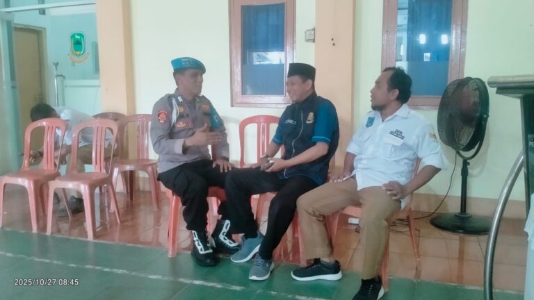 Kanit Propam Polsek Ciwaru Sambangi Aparatur Desa, Sampaikan Himbauan Kamtibmas