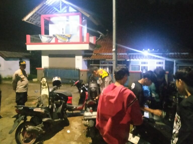 Polsek Pasawahan Sambangi Pemuda Saat Patroli Malam, Sampaikan Pesan Kamtibmas
