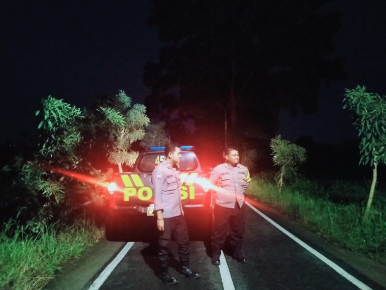 Wujudkan Rasa Aman Masyarakat, Polsek Pasawahan Gelar Patroli Humanis di Tengah Malam