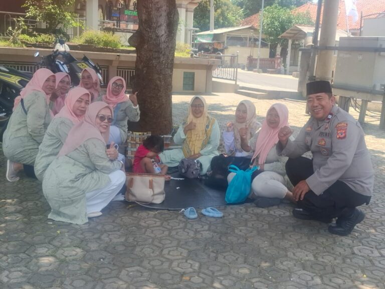 Bhabinkamtibmas Desa Ciomas Sambangi Ibu-Ibu PKK, Ajak Jaga Kamtibmas