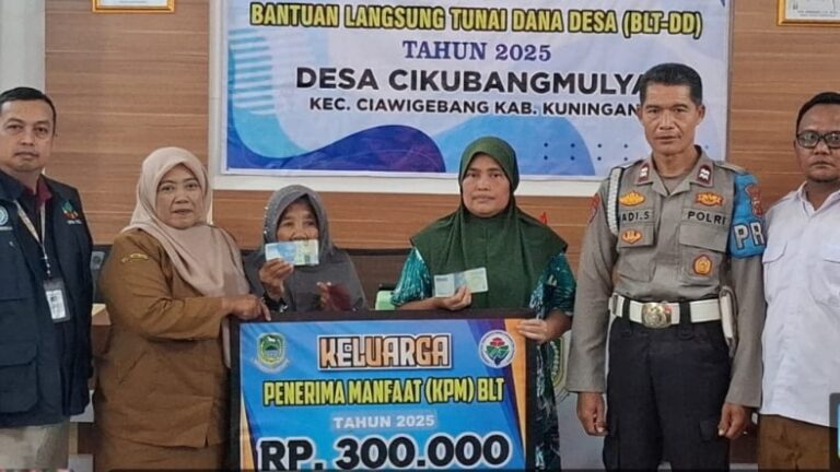 Bhabinkamtibmas Desa Cikubangmulya Hadiri Penyaluran BLT-DD Tahap 10, Wujud Kepedulian Pemerintah kepada Warga