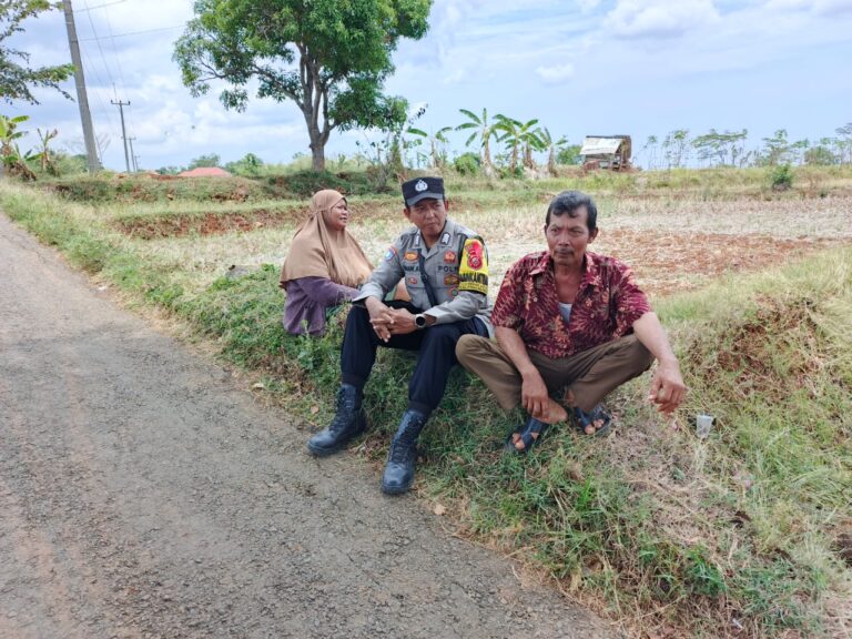 Jalin Silaturahmi, Bhabinkamtibmas Desa Sarewu Aipda Djayusman Laksanakan Sambang Warga