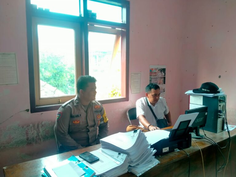 Bhabinkamtibmas Desa Padamatang Laksanakan Sambang ke Kantor Desa, Jalin Silaturahmi dan Pantau Situasi Kamtibmas