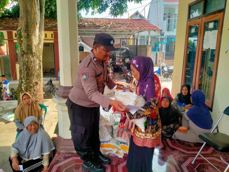 Bhabinkamtibmas Polsek Pasawahan Laksanakan Monitoring Pembagian Beras Untuk Masyarakat Di Desanya