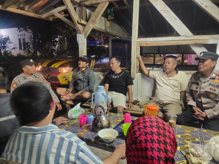 Patroli Sambang Pos Kamling dan Ajak Warga Aktif Dalam Siskamling Malam Hari Tingkatkan Keamanan