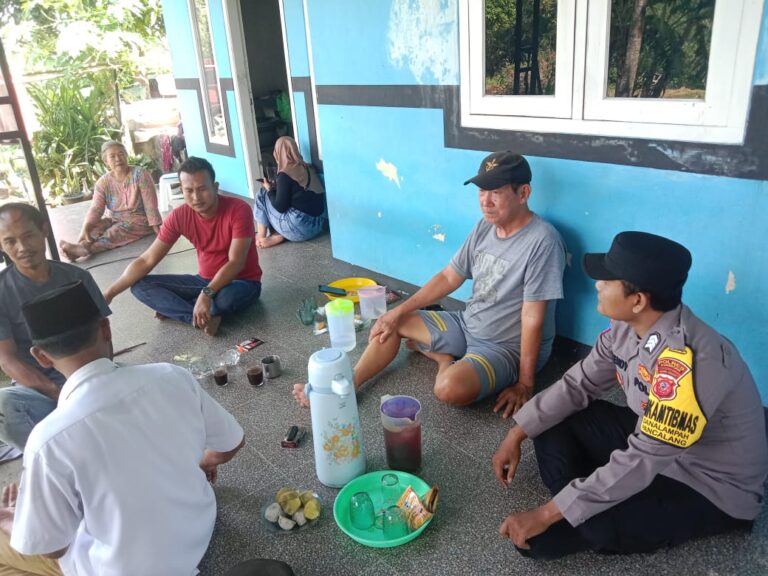 Brigadir Dendi Selaku Bhabinkamtibmas Desa Danalampah Jalin Kedekatan dengan Tokoh Masyarakat Melalui Kegiatan Sambang dan Dialog Kamtibmas