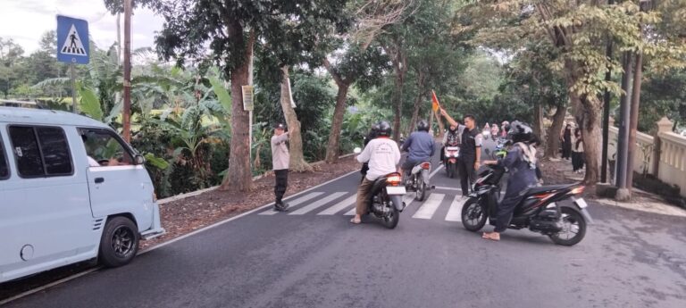 Polsek Mandirancan Turun Tangan: Cegah Kemacetan dan Laka Lantas di Pagi Hari