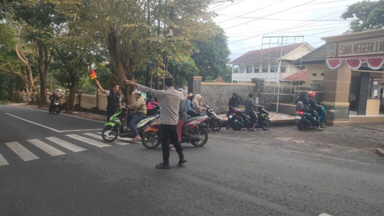 Polsek Mandirancan Siaga Pagi: Atur Lalu Lintas dan Cegah Kecelakaan
