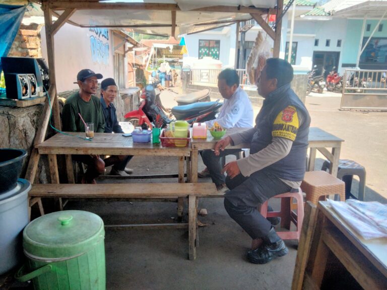 Bhabinkamtibmas Polsek Kramatmulya melaksanakan kegiatan cooling system dengan menyambangi warga