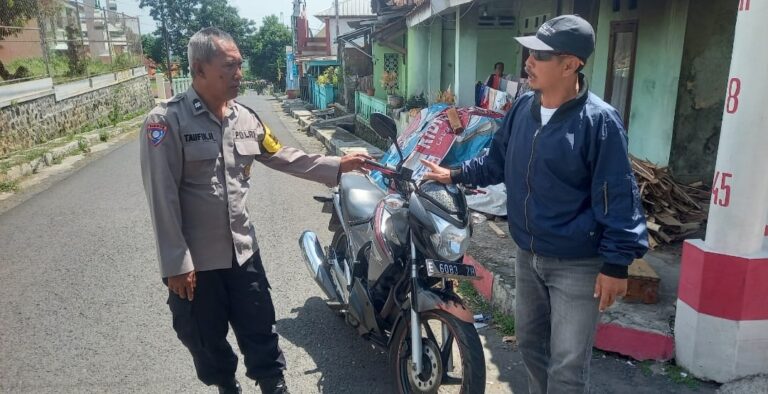 “Aiptu Taupik Bhabinkamtibmas Polsek Mandirancan Dekatkan Diri dengan Warga”