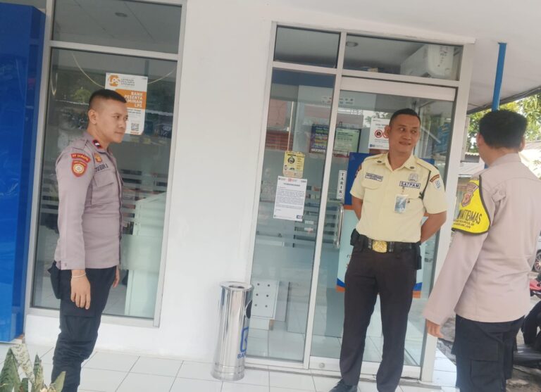 “Patroli Sore Polsek Mandirancan Cegah Aksi Kejahatan Perbankan, Waspada di Balik Gerbang Keamanan”