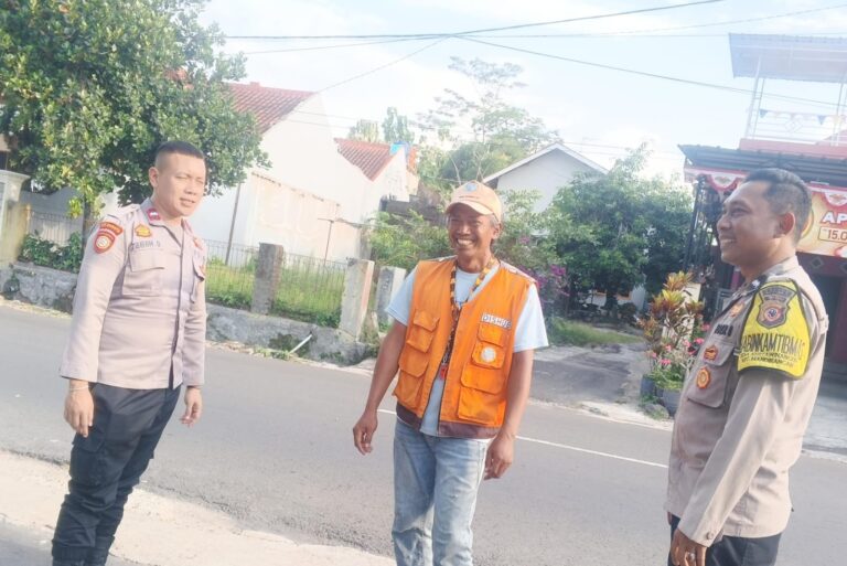 Patroli Sore Polsek Mandirancan Ingatkan Jukir Pasar Jaga Kedisiplinan, Menata Ketertiban di Tengah Keramaian