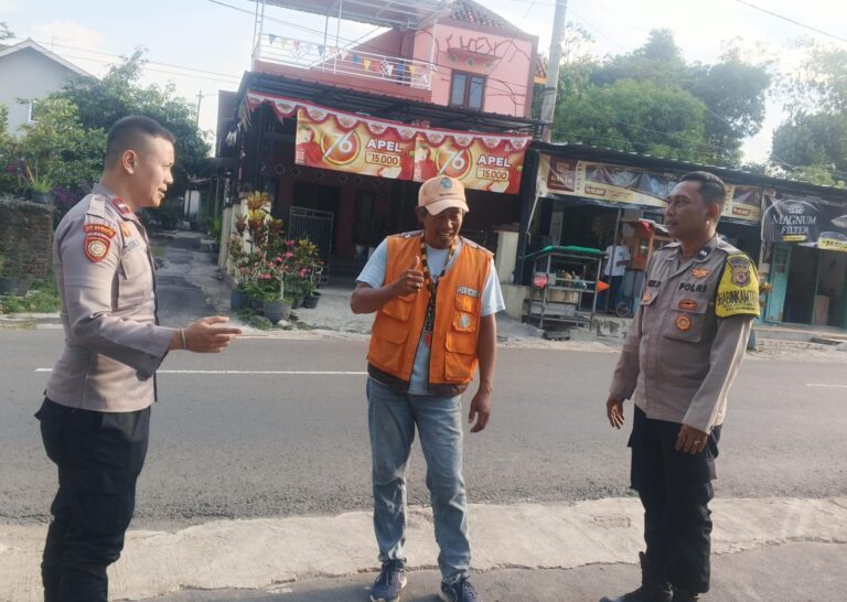 “Patroli Sore Polsek Mandirancan Sapa Para Jukir, Menjaga Tertib di Tengah Riuh Pasar”
