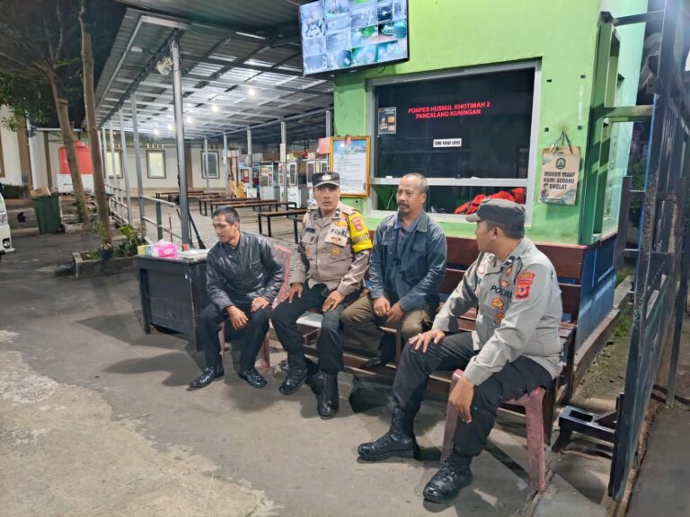 Anggota Polsek Pancalang Laksanakan Patroli Sambang Pos Kamling dan Ajak Warga Aktif Dalam Siskamling Malam Hari