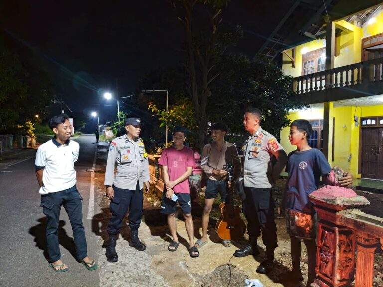 Unit Patroli Laksanakan Patroli Dialogis di Wilayah Hukum Kecamatan Pancalang Guna Jalin Silaturahmi Sekaligus Sampaikan Pesan Kamtibmas kepada Warga Masyarakat