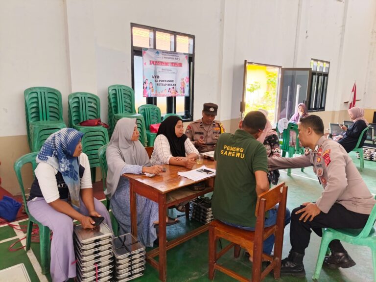 Jalin Silaturahmi dan Ajak Bersama Wujudkan Lingkungan Aman Kondusif, Bhabinkamtibmas Desa Sarewu Aipda Djayusman Laksanakan Sambang Warga