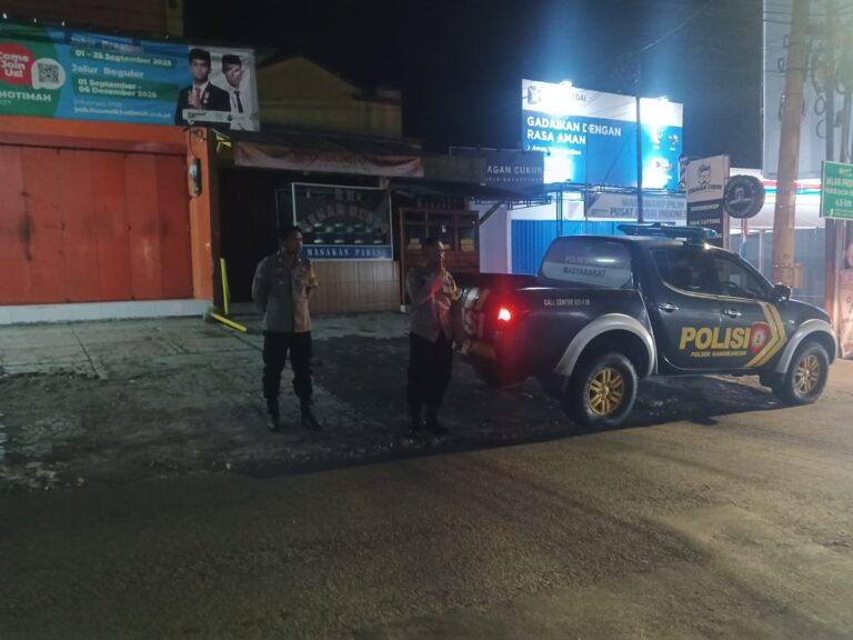 Jaga Ketertiban Sosial Patroli Malam Polsek Mandirancan di Kawasan Pertokoan