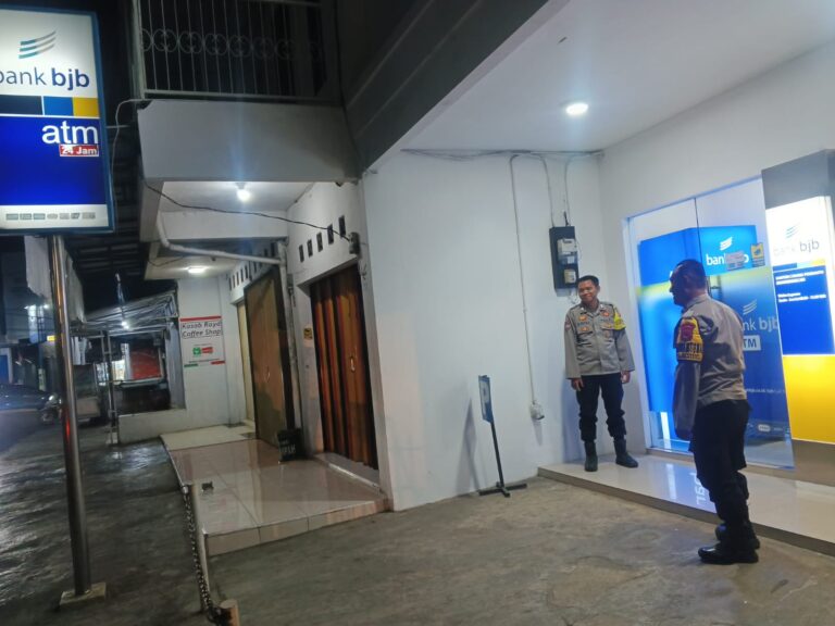 Positif Patroli Dini Hari, Masyarakat Sambut Petugas Keamanan Polsek Mandirancan