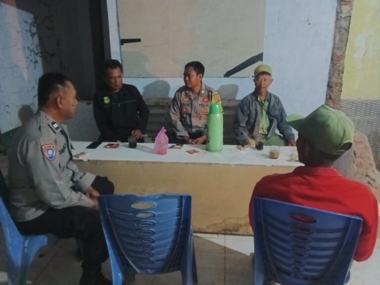Patroli Dini Hari Polsek Mandirancan Sambang Pos Ronda Siskamling di Desa Randobawailir