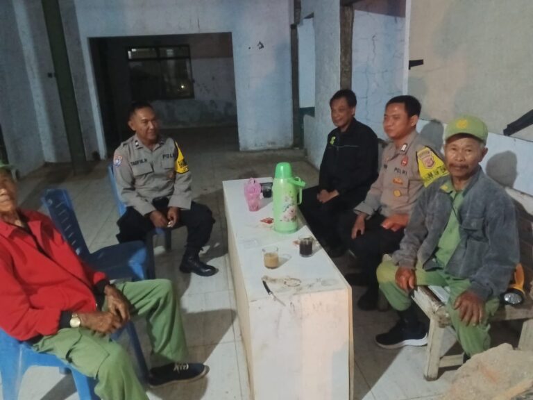 Polsek Mandirancan Sambangi Pos Linmas, Jadi Garda Terdepan Pencegah Kejahatan Malam