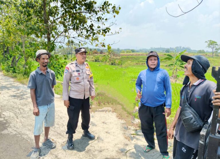 Bhabinkamtibmas Desa Sarewu Aipda Djayusman Laksanakan Sambang dan Silaturahmi dengan Tokoh Masyarakat sebagai Upaya Membangun Sinergitas dan Menjaga Kondusifitas Kamtibmas di Lingkungan Desa