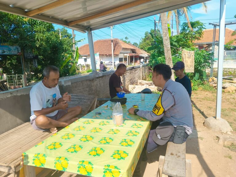 Bhabinkamtibmas Desa Tajurbuntu Bripka Andri Dwipayana Laksanakan Sambang dan Silaturahmi dengan Tokoh Masyarakat sebagai Upaya Menjalin Kemitraan serta Meningkatkan Peran Aktif Warga dalam Menjaga Kamtibmas di Lingkungan Desa