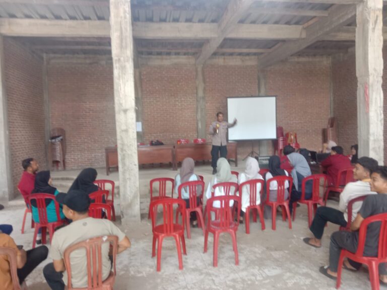 Aipda Absori Berikan Penyuluhan Pencegahan Kenakalan Remaja kepada Para Pelajar dan Pemuda di Desa Sindangkempeng sebagai Upaya Pembinaan Karakter serta Menjaga Kondusifitas Lingkungan Masyarakat